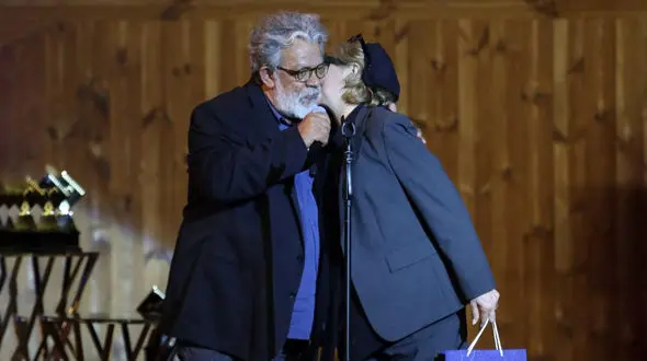 فیلم لحظه بوسیدن حسن پورشیرازی توسط مهناز افضلی در مراسم جشن بزرگ منتقدان و نویسندگان سینمای ایران / همه شوکه شدند 