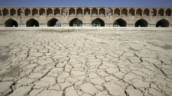 دخل زاینده رود را زدند، خشک شد / در 750 روز گذشته، فقط 47 روز آب در رودخانه جاری بود / ریزگردهای زاینده رود در مسیر تهران 