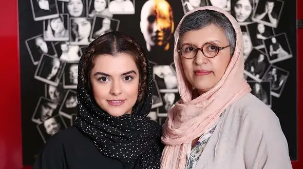 عکس دنیا مدنی در کنار مادرش