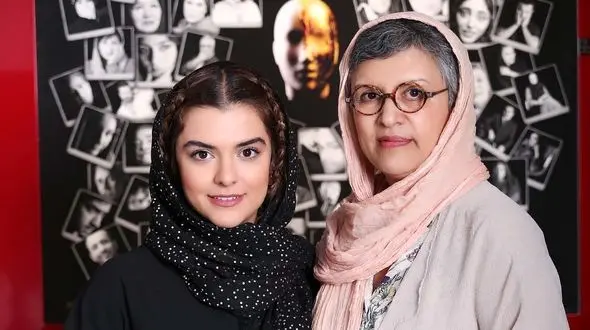 عکس دنیا مدنی در کنار مادرش