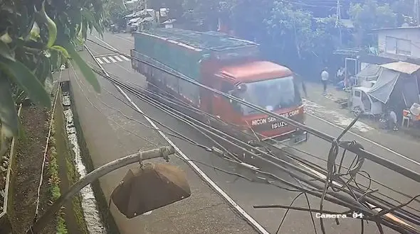 ترمز بریدن کامیون فاجعه به بار آورد + فیلم