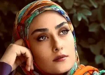 لحظه دیدنی شادی الهام طهموری و دخترش وارش از جایزه همسرش حامد احمدجو در جشنواره+ ویدیو