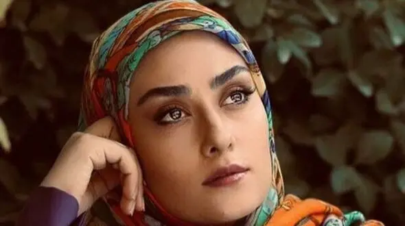 لحظه دیدنی شادی الهام طهموری و دخترش وارش از جایزه همسرش حامد احمدجو در جشنواره+ ویدیو
