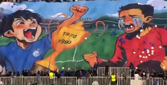 فیلم بنر بزرگ استقلالی‌ها روی سکوهای اراک برای کری خوانی