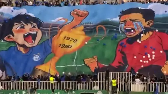 فیلم بنر بزرگ استقلالی‌ها روی سکوهای اراک برای کری خوانی