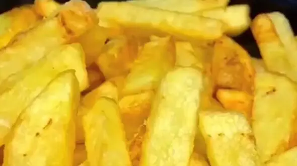 طرز تهیه سیب‌زمینی سرخ‌کرده ترد با تکنیکی که در آشپزخانه‌های حرفه‌ای استفاده می‌شود + فیلم