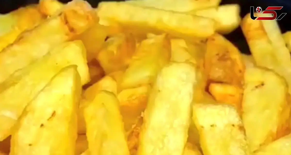 طرز تهیه سیب‌زمینی سرخ‌کرده ترد با تکنیکی که در آشپزخانه‌های حرفه‌ای استفاده می‌شود + فیلم