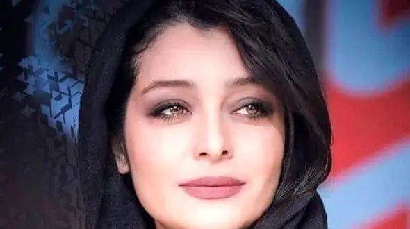 سنگ تمام ساره بیات در چیدمان سالن پذیرایی لوکس خانه‌اش / از قاب‌های خاص و مبلمان راحتی تا فضای معطر به گل‌های نرگس