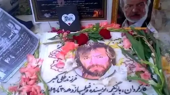 فیلم آواز باشکوه و احساسی پسر ایرج قادری سر مزار ابهت سینما /  با آهنگ سوزناک همه اشک ریختند !