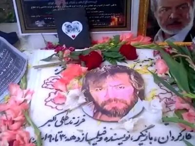 فیلم آواز باشکوه و احساسی پسر ایرج قادری سر مزار ابهت سینما /  با آهنگ سوزناک همه اشک ریختند !