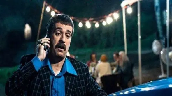 بازیگر مشهور کره‌ای در سریالی جدید، دقیقاً لباس‌های ارسطوی «پایتخت ۱» را پوشید! / شوخی با استایل ۱۴ ساله که دوباره ترند شده !