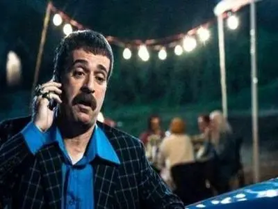 بازیگر مشهور کره‌ای در سریالی جدید، دقیقاً لباس‌های ارسطوی «پایتخت ۱» را پوشید! / شوخی با استایل ۱۴ ساله که دوباره ترند شده !