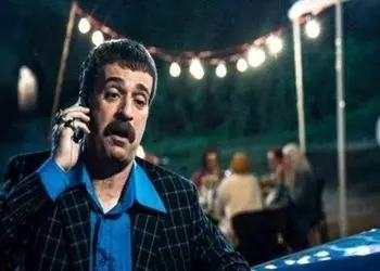 بازیگر مشهور کره‌ای در سریالی جدید، دقیقاً لباس‌های ارسطوی «پایتخت ۱» را پوشید! / شوخی با استایل ۱۴ ساله که دوباره ترند شده !