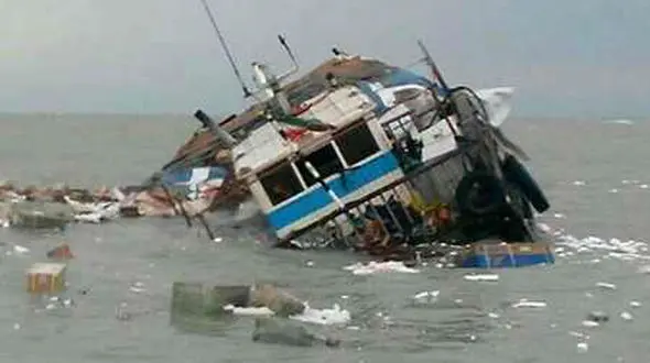  شناور باری در آبهای ساحلی بندر گناوه غرق شد