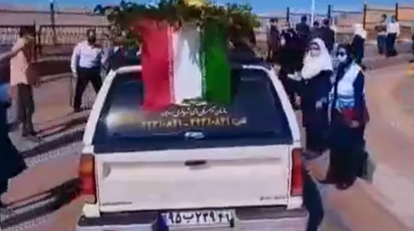 خاکسپاری پیکر نخستین زن پرستار کرونایی ها در لرستان با ادای احترام نظامی + فیلم 