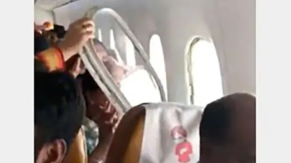 وحشت در آسمان/ پنجره هواپیما بالای ابرها کنده شد