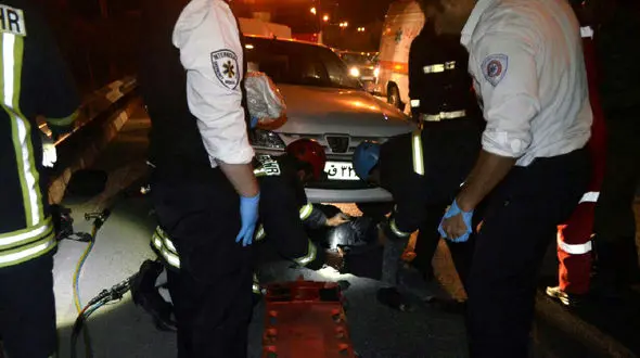 زنده ماندن یک زن مشهدی از یک تصادف عجیب / این زن مسافت طولانی روی آسفالت کشیده شد + عکس
