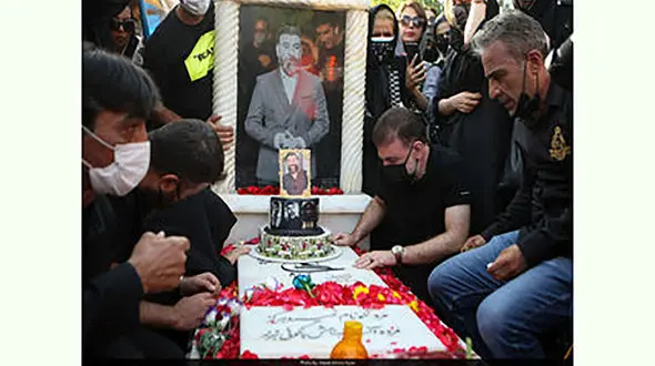 برگزاری تولد علی انصاریان بر سر مزارش+ عکس