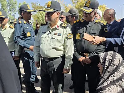 سرقت های طلایی مادر هفت تیرکش با پسر12 ساله اش / پیرزنان را سوار ماشین می کرد و با  کلت کمری تهدیدشان کردند