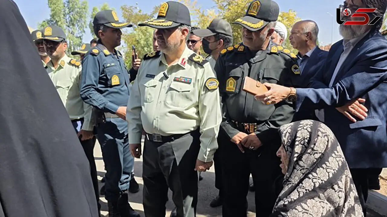 سرقت های طلایی مادر هفت تیرکش با پسر12 ساله اش / پیرزنان را سوار ماشین می کرد و با  کلت کمری تهدیدشان کردند
