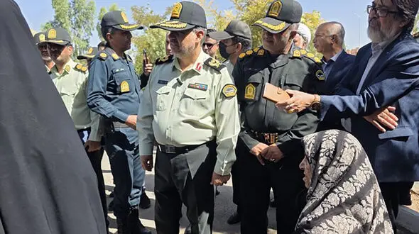 سرقت های طلایی مادر هفت تیرکش با پسر12 ساله اش / پیرزنان را سوار ماشین می کرد و با  کلت کمری تهدیدشان کردند