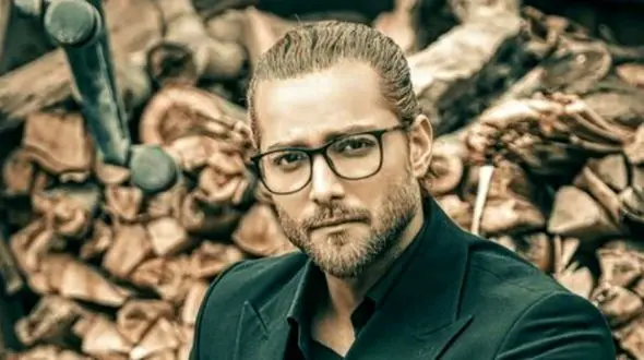 افشاگری امیر مقاره از پشت پرده عدم حضور مادرش در کنسرت‌های او: خیلی مذهبی است، نه تنها آهنگ من که کلا موسیقی گوش نمیده+ویدیو