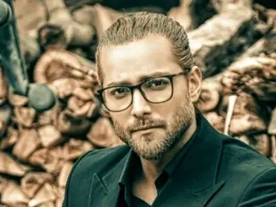 فیلم / امیر مقاره: هیچوقت بچه پولدار نبودم /از اول مستاجر بودیم و محله‌های پیروزی،افسریه و رو میچرخیدیم