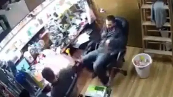 لحظه انفجار آیفون 7 در دست تعمیرکار + فیلم