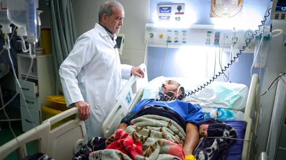 بازدید  پزشکیان از مجروحان جنایات جنگی دشمن در یکی از بیمارستان ها  