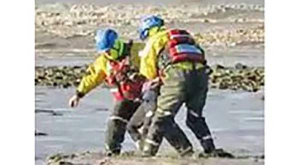 نجات پسر بچه از میان گل و لای+عکس