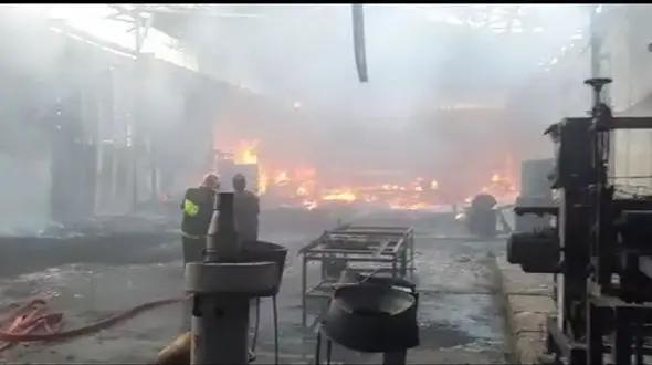 آتش به جان کارخانه ساخت یونولیت در نظرآباد افتاد + فیلم