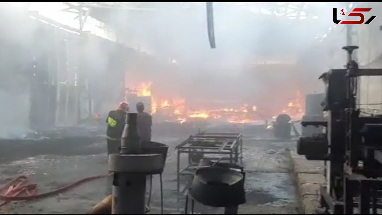 آتش به جان کارخانه ساخت یونولیت در نظرآباد افتاد + فیلم