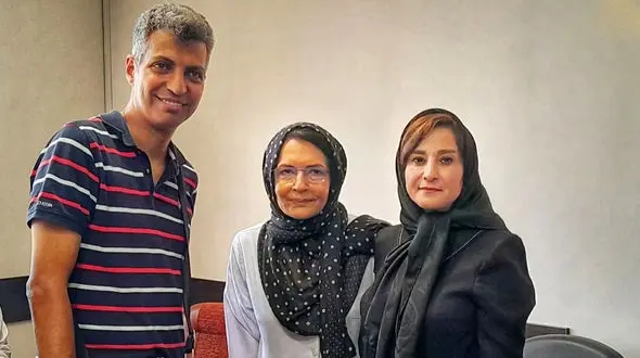 عکس حضور عادل فردوسی پور در بیمارستان محل تولدش