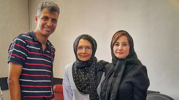 عکس حضور عادل فردوسی پور در بیمارستان محل تولدش