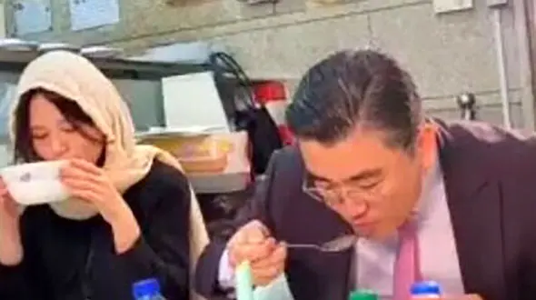 فیلم واکنش سفیر کره‌ جنوبی به کله‌ پاچه ایرانی!