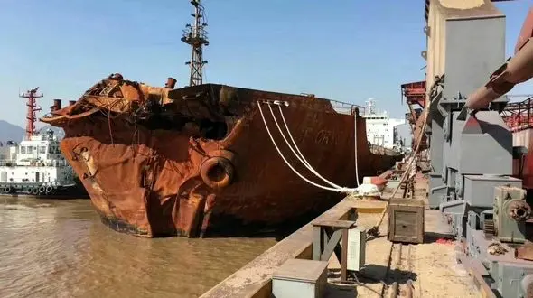 مقصر حادثه مرگبار نفتکش  سانچی در پارکینگ! + عکس