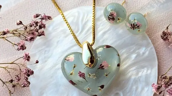 گردنبند رزینی قلبی انتخابی زیبا و متفاوت برای شما + عکس