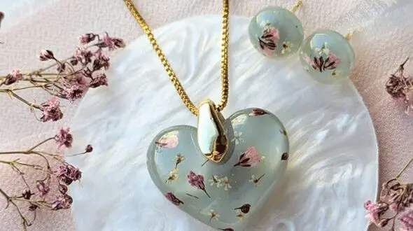 گردنبند رزینی قلبی انتخابی زیبا و متفاوت برای شما + عکس