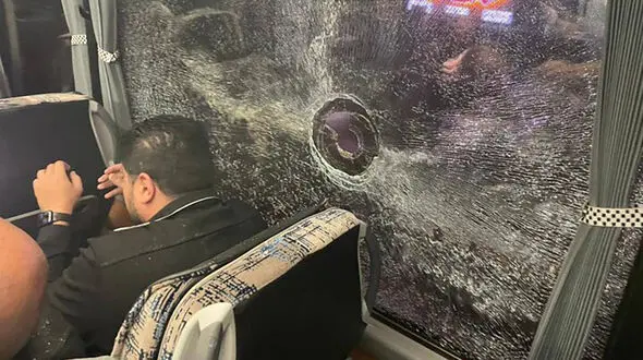 دستگیری فرد سنگ‌پراند به اتوبوس سپاهان در یزد