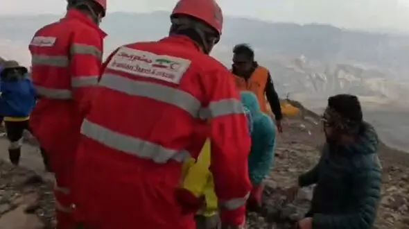 فیلم امداد نفس‌گیر در بلندترین نقطه ایران/  نجات کوهنورد مصدوم در ارتفاعات دماوند