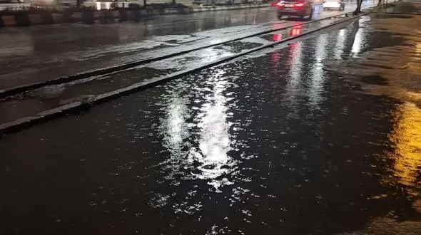 فیلم فوران فاضلاب در آبادان پس از دو ساعت بارندگی/ سرنوشت بودجه ۴۰۰میلیاردی برای بهسازی شبکه فاضلاب چه شد؟ 