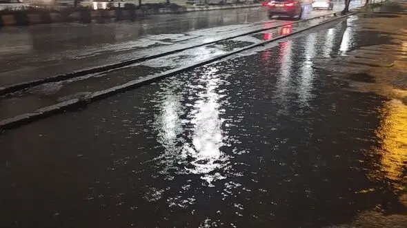 فیلم فوران فاضلاب در آبادان پس از دو ساعت بارندگی/ سرنوشت بودجه ۴۰۰میلیاردی برای بهسازی شبکه فاضلاب چه شد؟ 