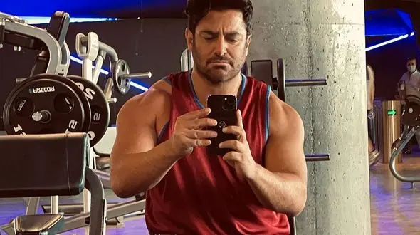 فیلم / محمدرضا گلزار با لامبورگینی در دبی / ورزش سنگین گلزار را هم ببینید