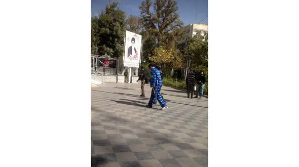 همسر بازیگر زن معروف ایرانی با پای آسیب دیده در دادسرای تهران +عکس