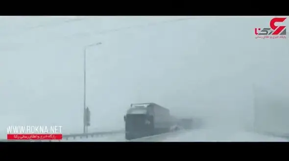 لحظه انفجار یک خودرو در ترافیک جاده برفی + فیلم 