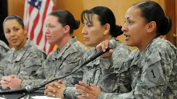 دستور غیر اخلاقی 3 فرمانده ارشد امریکا به سرباز زن 