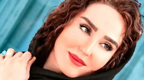 نگاهی به استایل رنگی و تینیجری  زنده‌یاد زهره فکور در ماشین خارجی و گران قیمتش