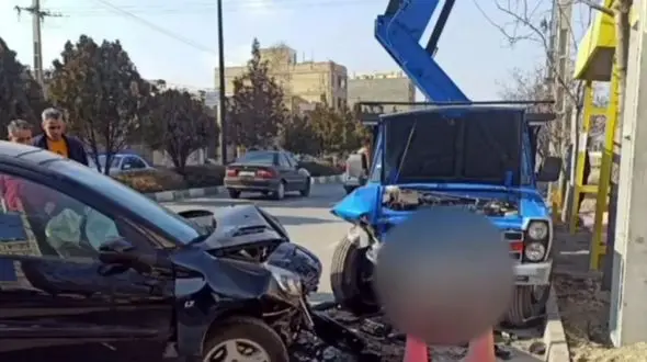 فیلم ​تصادف شدید و عجیب /  برخورد پژو ۲۰۷ با نیسان اداره برق و سقوط وحشتناک مامور برق