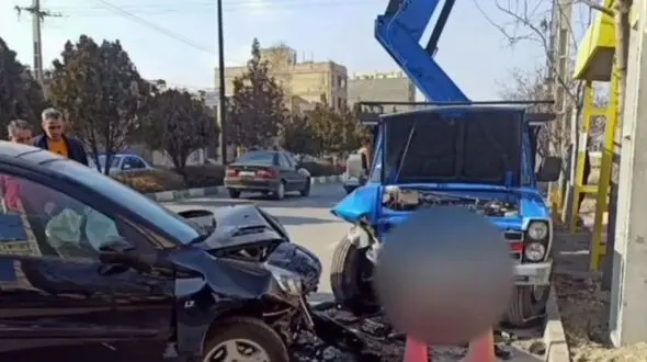 فیلم ​تصادف شدید و عجیب /  برخورد پژو ۲۰۷ با نیسان اداره برق و سقوط وحشتناک مامور برق