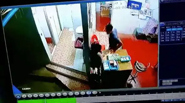 پلیس در جستجوی توریستی که پسر 10 ساله را در سرویس بهداشتی به باد کتک گرفت+فیلم و تصاویر